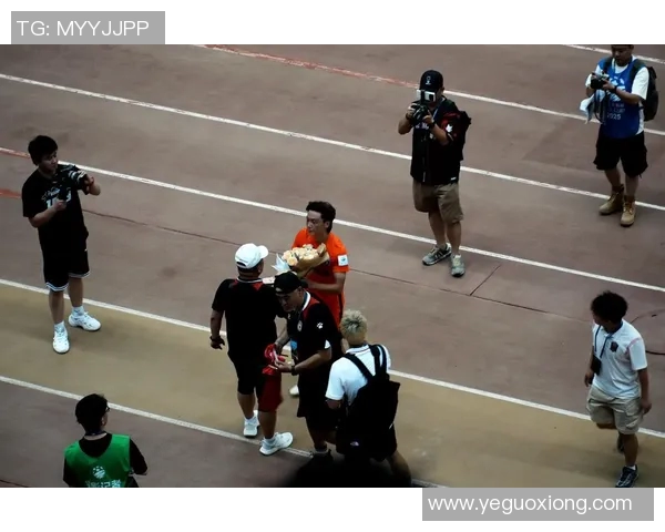 球迷在看台上表白成功,现场掌声雷动 球迷在看台上表白成功,现场掌声雷动