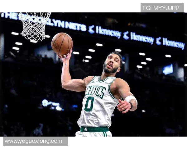 塔图姆赛场小动作引发广泛热议 球迷媒体纷纷讨论其真实用意 塔图姆赛场小动作引发广泛热议 球迷媒体纷纷讨论其真实用意