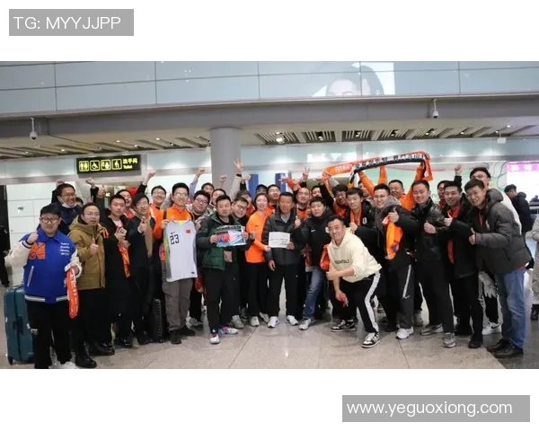 球员赛后感恩粉丝热情接机 机场瞬间成球迷海洋